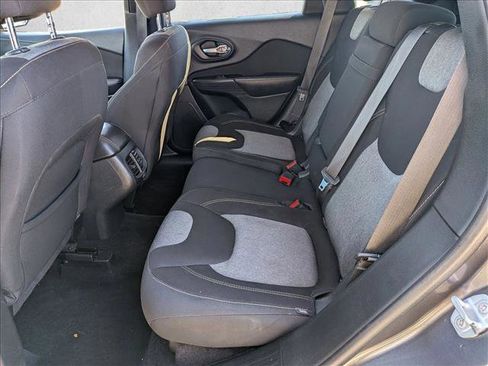 Used 2016 Jeep Cherokee Sport image 17