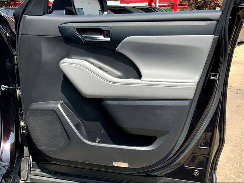 Used 2022 Toyota Highlander XLE image 54