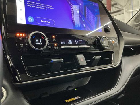 Used 2024 Toyota Highlander Limited image 14