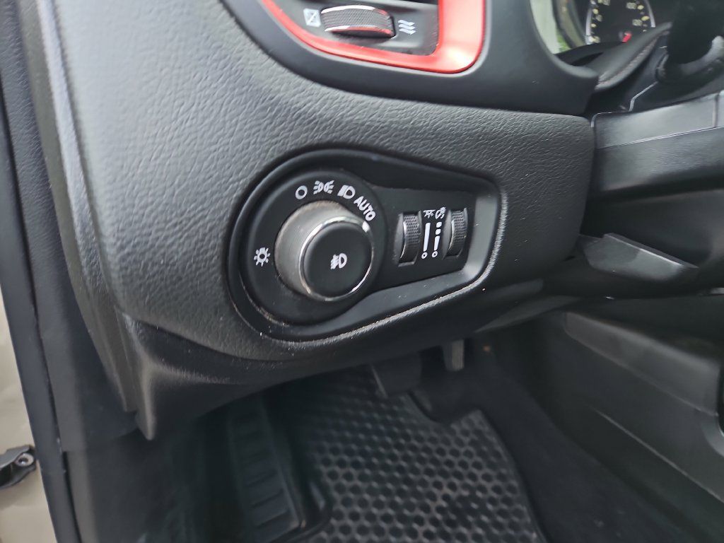 Used 2016 Jeep Renegade Trailhawk AWD/4WD image 26