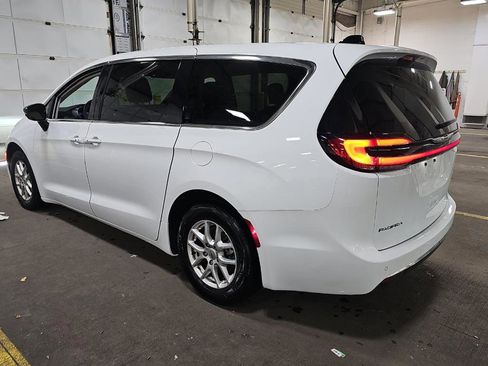 Used 2024 Chrysler Pacifica Touring-L image 7