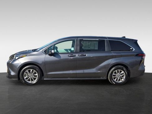 Used 2025 Toyota Sienna LE image 7