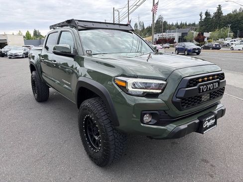 Used 2021 Toyota Tacoma TRD Off-Road w/ TRD Premium Off Road Package AWD/4WD image 15