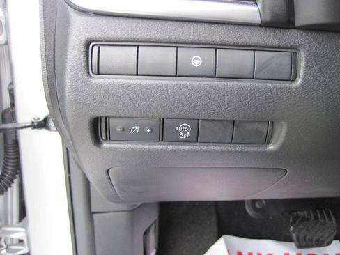 Used 2023 Nissan Rogue SV image 10