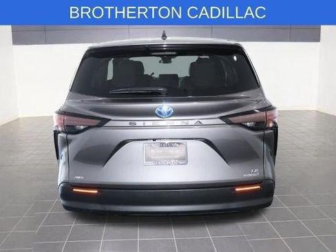 Used 2024 Toyota Sienna LE AWD/4WD image 4