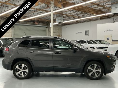 Used 2019 Jeep Cherokee Limited w/ Luxury Group image 4