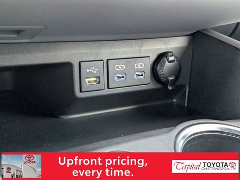 Used 2022 Toyota Highlander XLE AWD/4WD image 22