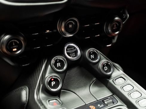 Used 2019 Aston Martin V8 Vantage Coupe RWD image 49