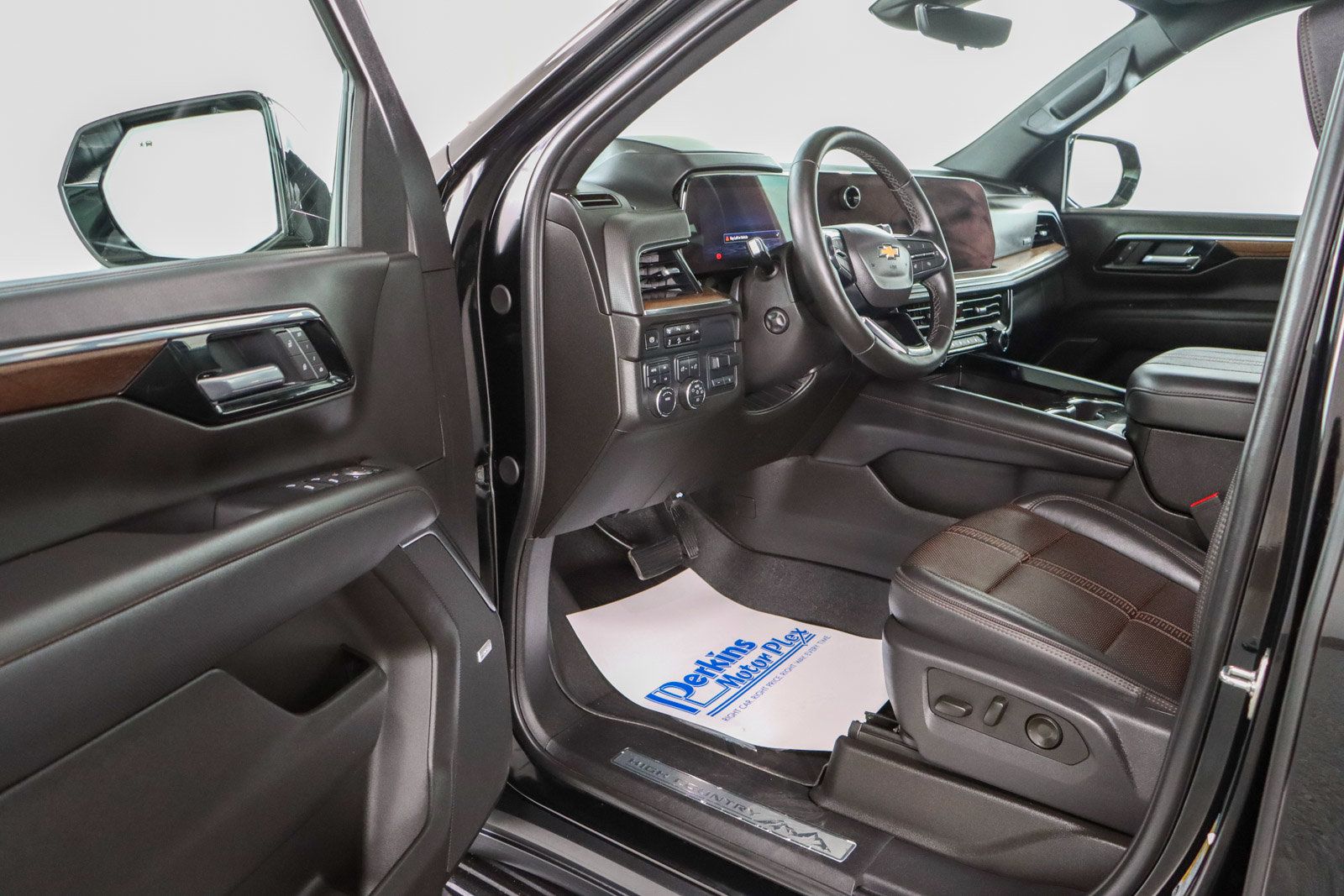 Used 2025 Chevrolet Tahoe High Country w/ Sun And Tow Package AWD/4WD image 3