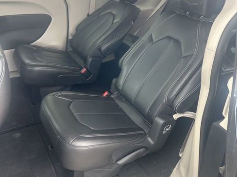 Used 2023 Chrysler Pacifica Touring-L image 6