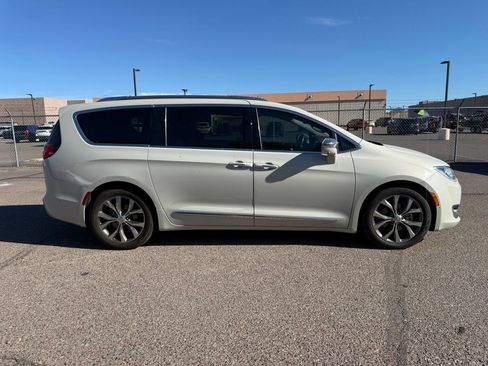 Used 2017 Chrysler Pacifica Limited w/ Advanced Safetytec Group FWD image 4