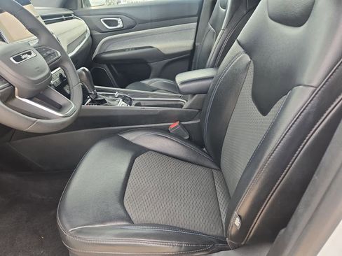 Used 2023 Jeep Compass Latitude image 16