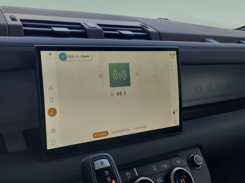 Used 2025 Land Rover Defender 90 S image 11