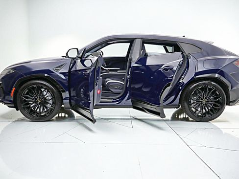 Used 2025 Lamborghini Urus SE AWD/4WD image 4