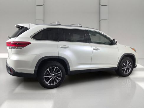 Used 2019 Toyota Highlander XLE FWD image 5