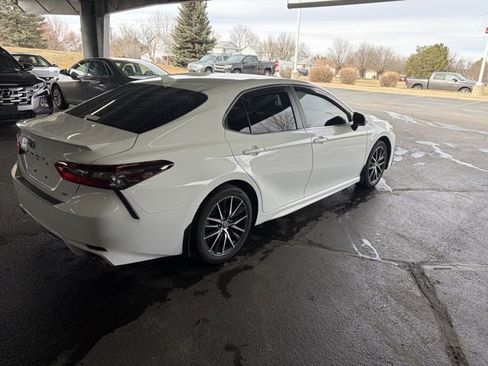 Used 2024 Toyota Camry SE image 5