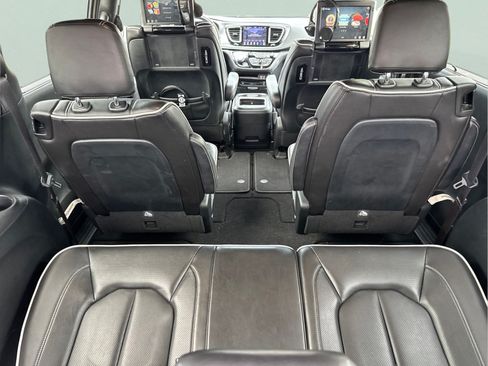Used 2020 Chrysler Pacifica Limited FWD image 38