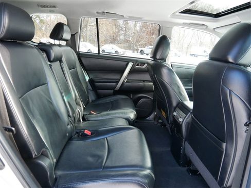 Used 2012 Toyota Highlander SE w/ Tow Pkg image 9
