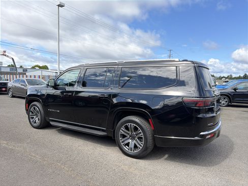 Used 2023 Jeep Wagoneer L Series II AWD/4WD image 3