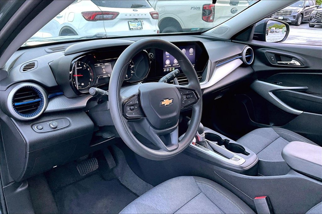 Used 2025 Chevrolet Trax LS w/ LS Convenience Package FWD image 13