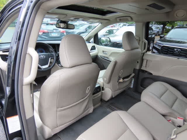 Used 2019 Toyota Sienna XLE Premium FWD image 16