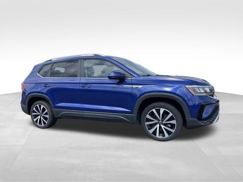 Used 2024 Volkswagen Taos SE FWD image 2