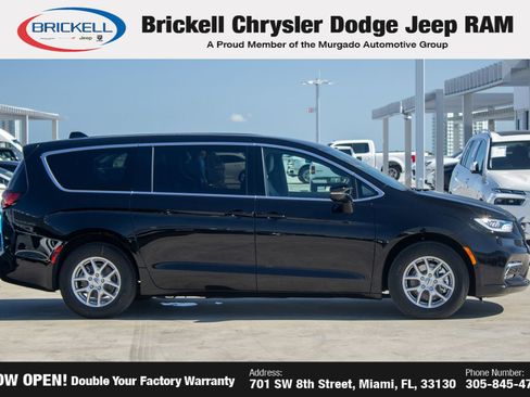 New 2025 Chrysler Pacifica Select image 4