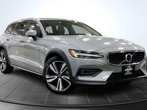 Certified 2025 Volvo V60 B5 Cross Country Plus image 12