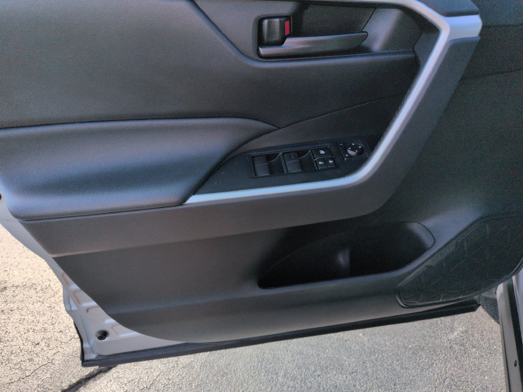 Used 2022 Toyota RAV4 LE FWD image 10