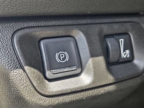 Used 2022 GMC Acadia SLE FWD image 21