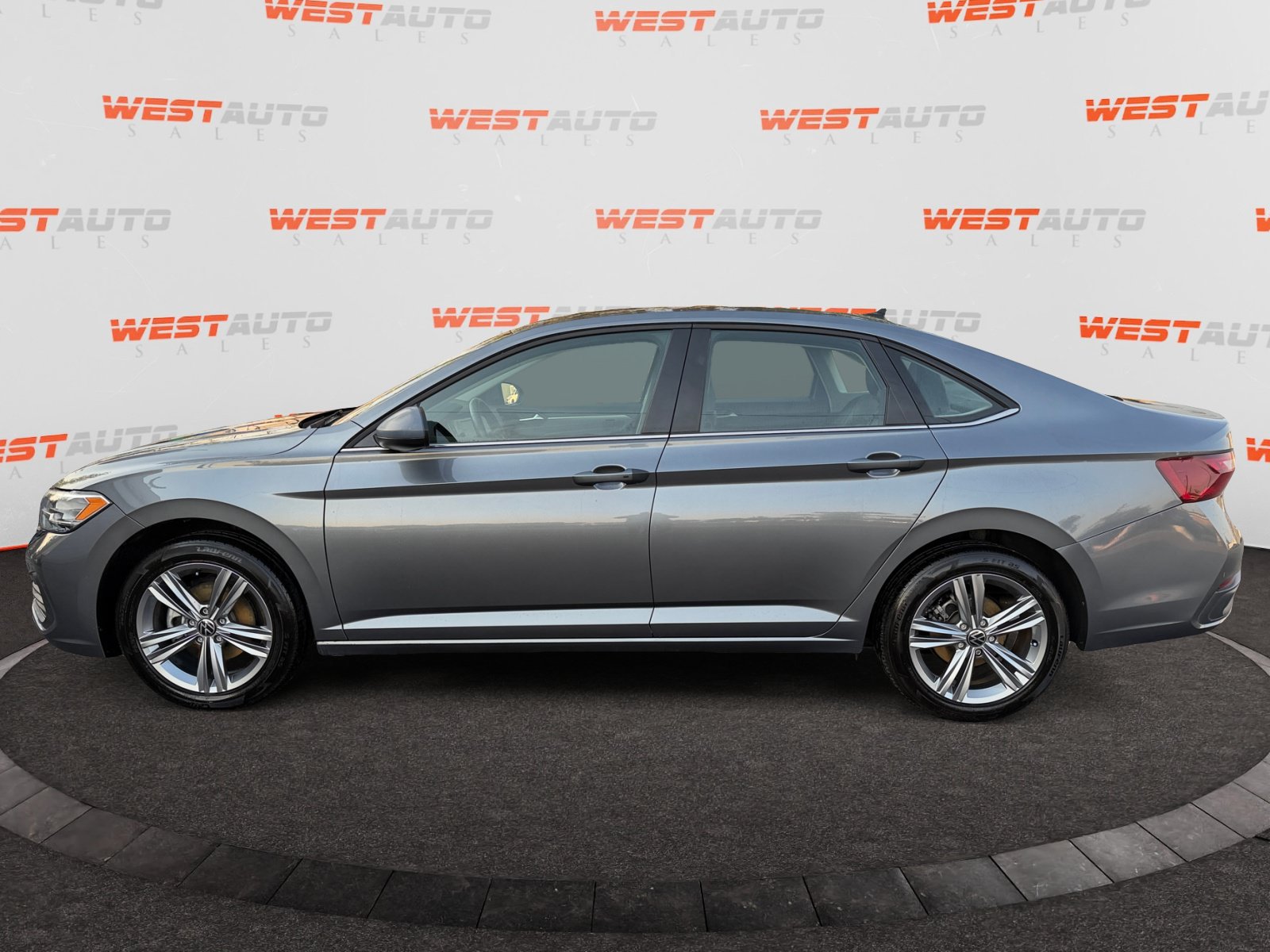 Used 2024 Volkswagen Jetta SE FWD image 2
