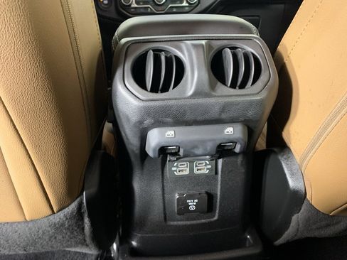 Used 2021 Jeep Wrangler Unlimited Sahara image 32