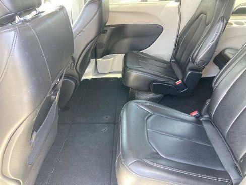 Used 2023 Chrysler Pacifica Touring-L FWD image 18