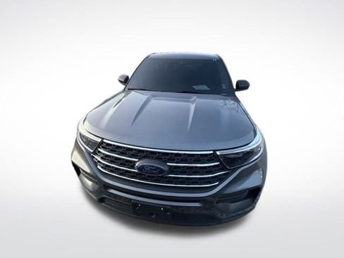 Used 2022 Ford Explorer XLT image 2