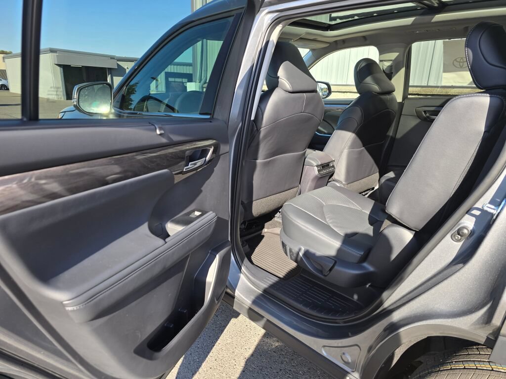 New 2026 Toyota Highlander Platinum AWD/4WD image 10
