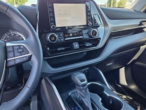 Used 2022 Toyota Highlander LE image 14