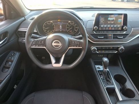 Used 2025 Nissan Altima 2.5 SV FWD image 11