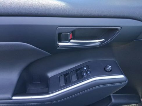 Used 2022 Toyota Highlander XLE image 18