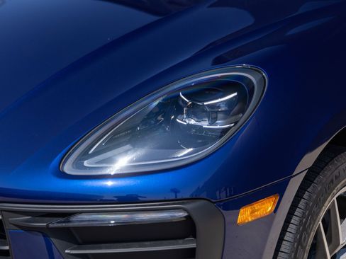 Certified 2025 Porsche Macan image 19