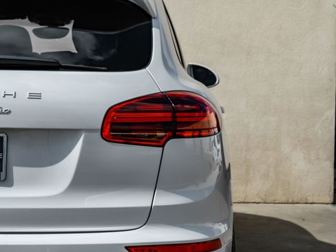 Used 2015 Porsche Cayenne Turbo w/ Premium Plus Package image 43
