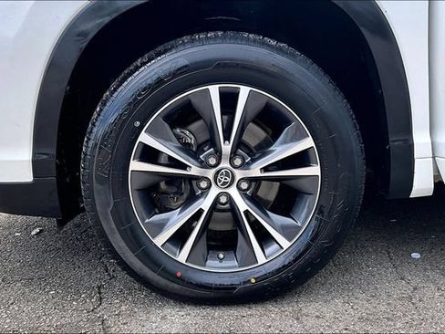 Used 2018 Toyota Highlander LE FWD image 30