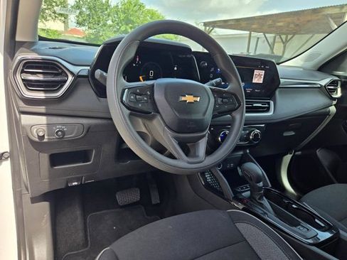 Used 2025 Chevrolet TrailBlazer LT AWD/4WD image 15