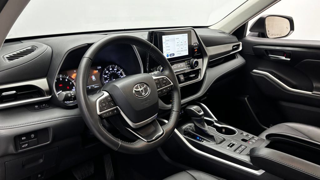 Used 2024 Toyota Highlander XLE AWD/4WD image 14