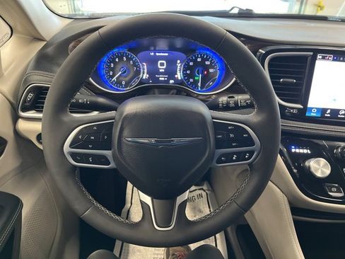 Certified 2024 Chrysler Pacifica Limited image 16