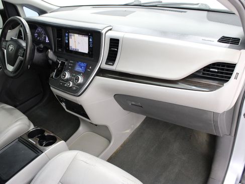 Used 2015 Toyota Sienna XLE Premium FWD image 39