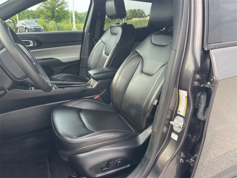 Used 2024 Jeep Compass Limited image 3