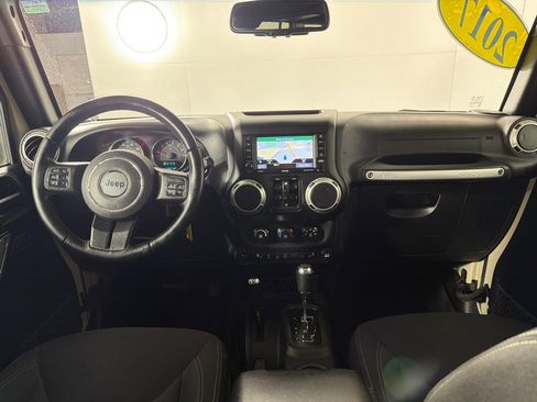 Used 2017 Jeep Wrangler Unlimited Sahara w/ Connectivity Group AWD/4WD image 22