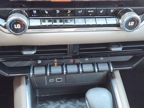 Used 2024 GMC Canyon Denali image 21