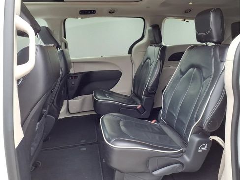 Used 2024 Chrysler Pacifica Limited FWD image 19