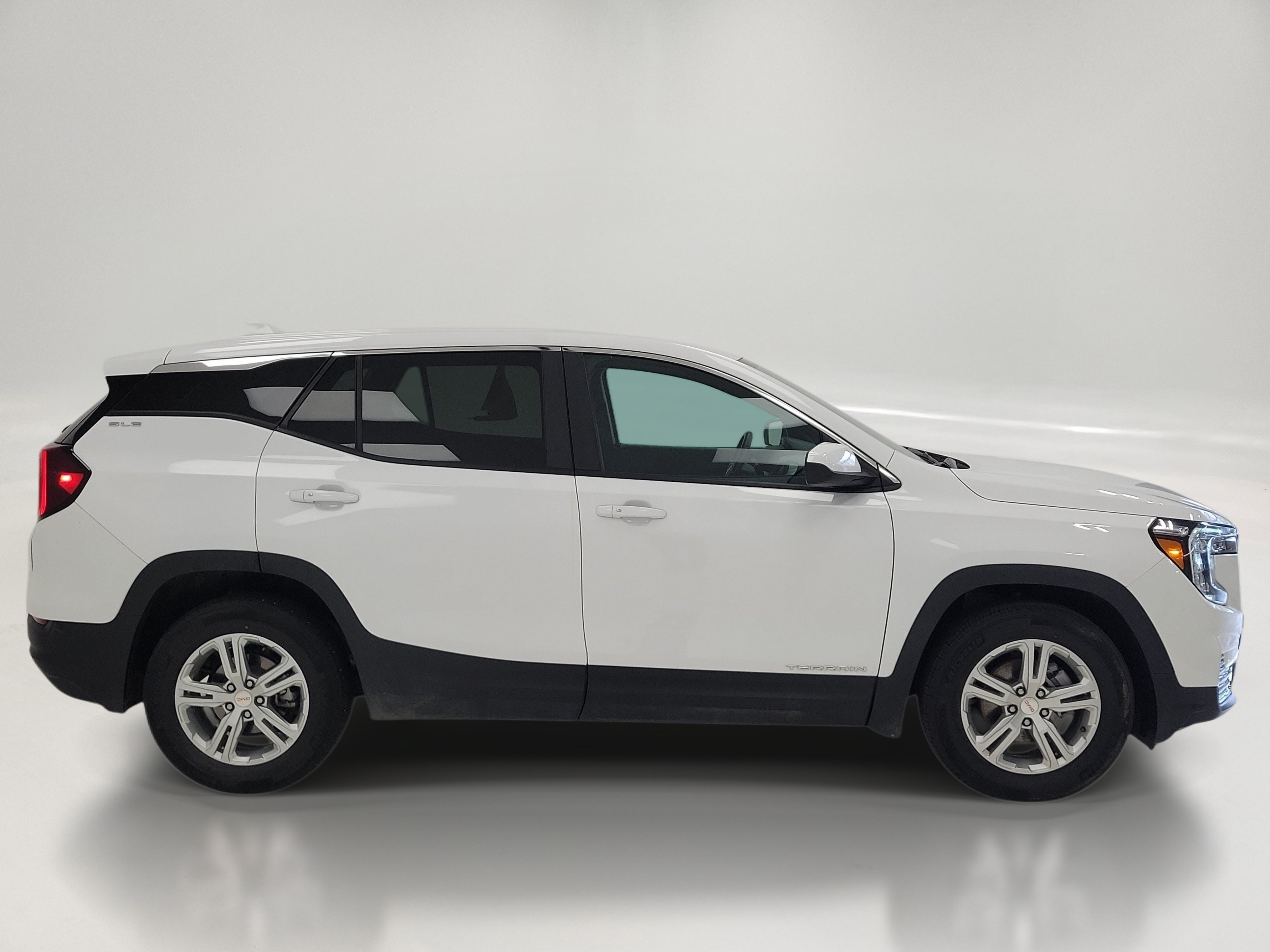 Used 2024 GMC Terrain SLE FWD image 2
